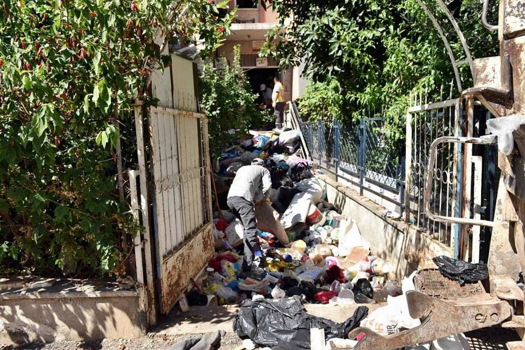 Kamyonlar yetmedi: Çöp partisi sona erdi! Apartmandan çıkanlar hayrete düşürdü 6